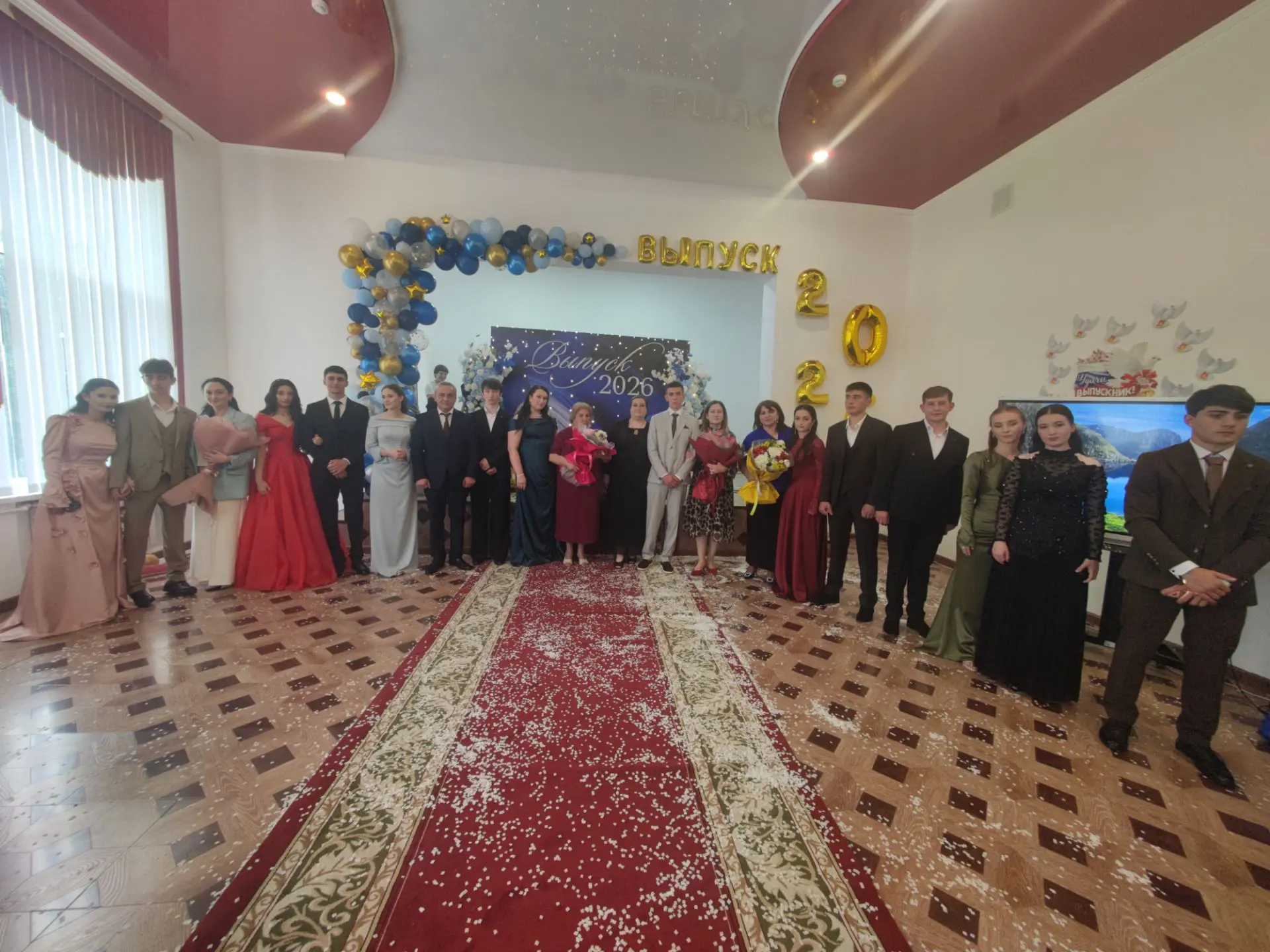 Сегодня в нашей школе, как и по всей стране, гремел выпускной бал! 🎶

Камила Балаева, Мухаммат Бапи