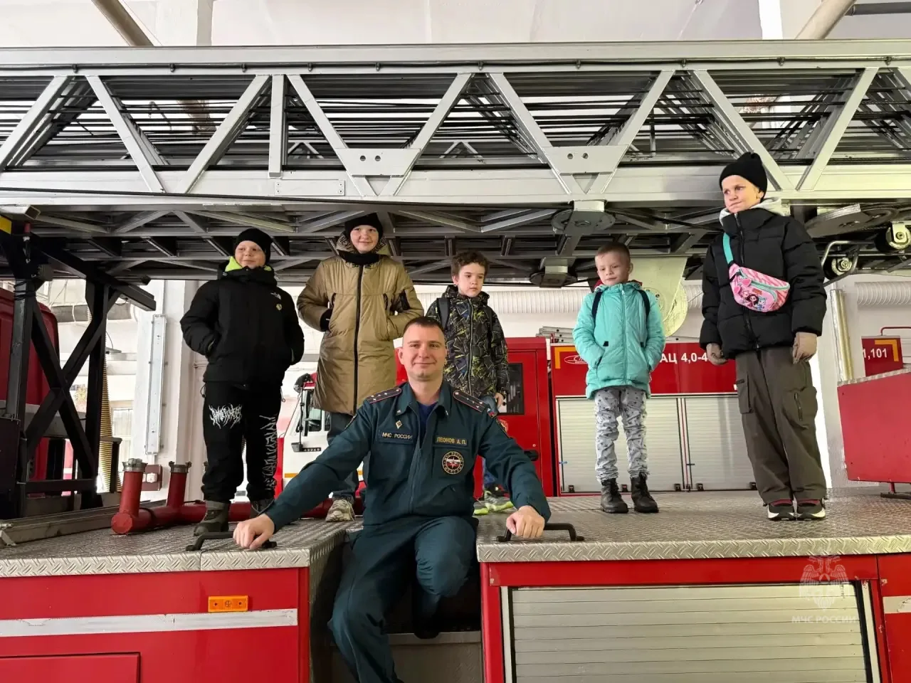 🔵Экскурсия в пожарную часть: дети узнали о работе огнеборцев   66 ПСЧ Управления по ЗАО ГУ МЧС Росси