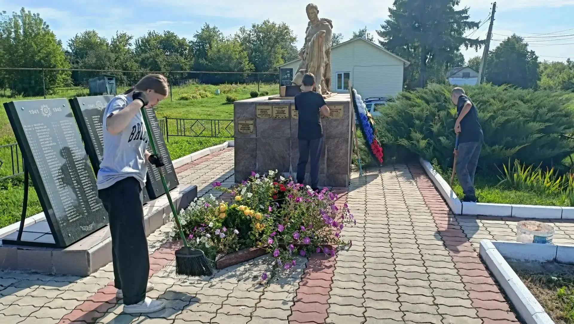 Живая память в наших руках. Наша школа 🏫 присоединилась к акции " Мир, благородство" п...