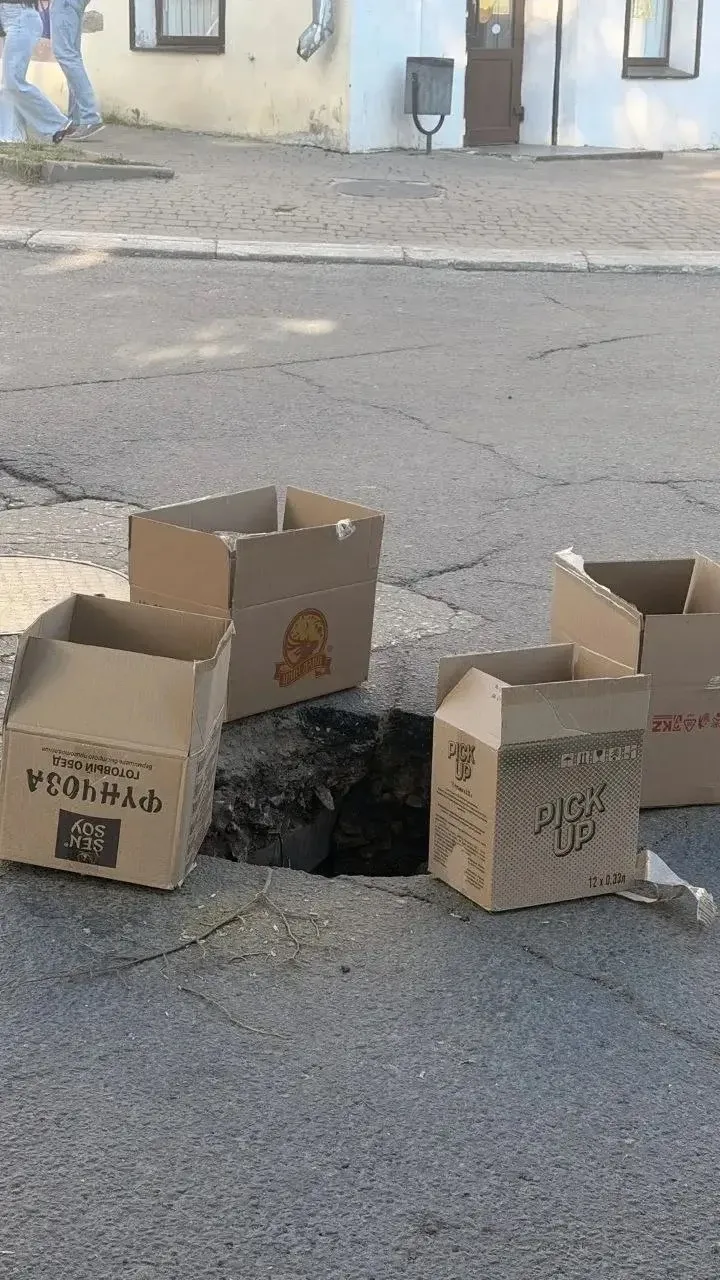 📦 Пока одни ждут ремонт, другие спасают водителей своими силами.

В центре Калуги, на улице Кропотк