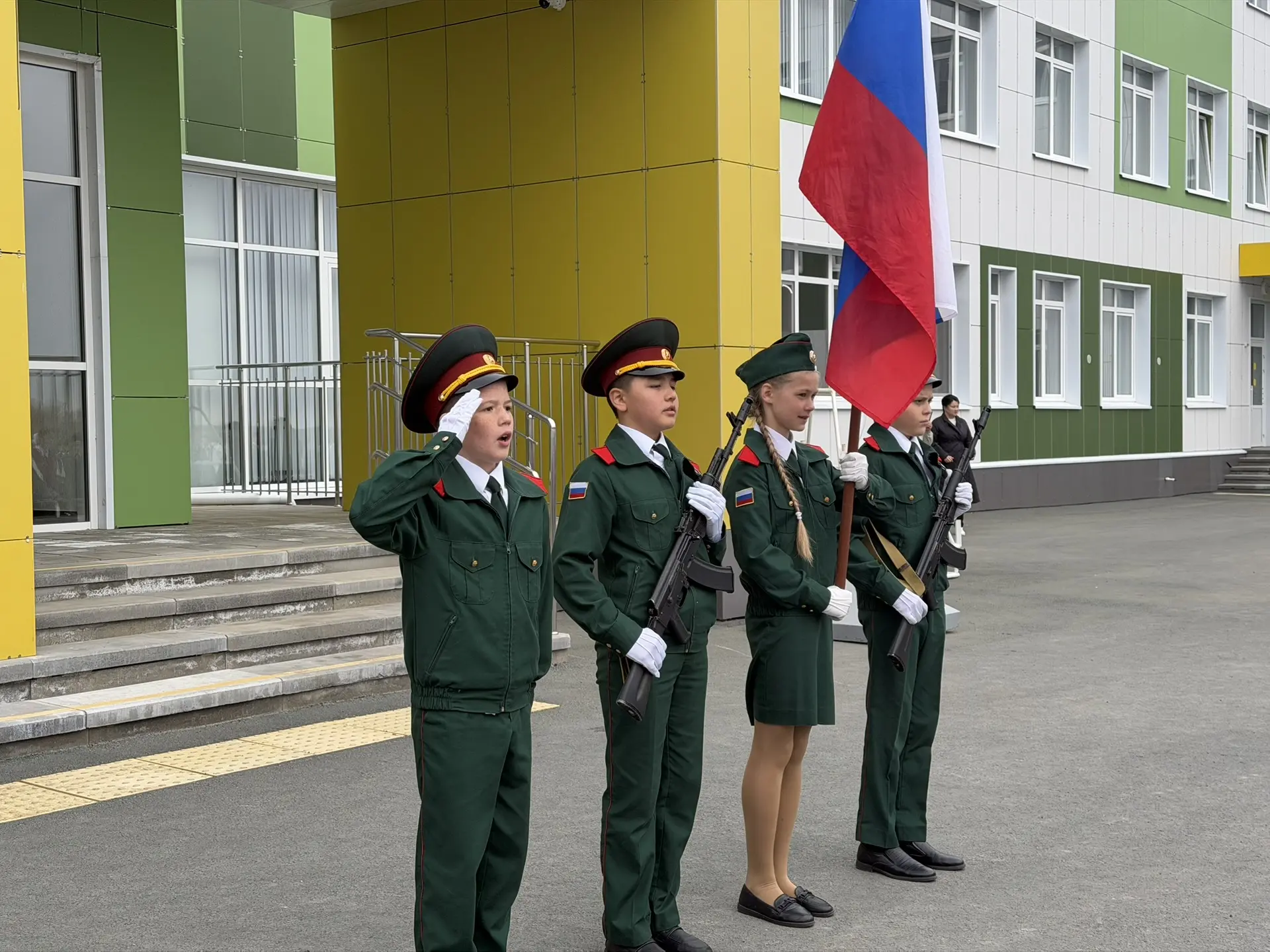 Сегодня в Нежинском лицее прошла торжественная линейка, посвящённая открытию декады «Победный май». 