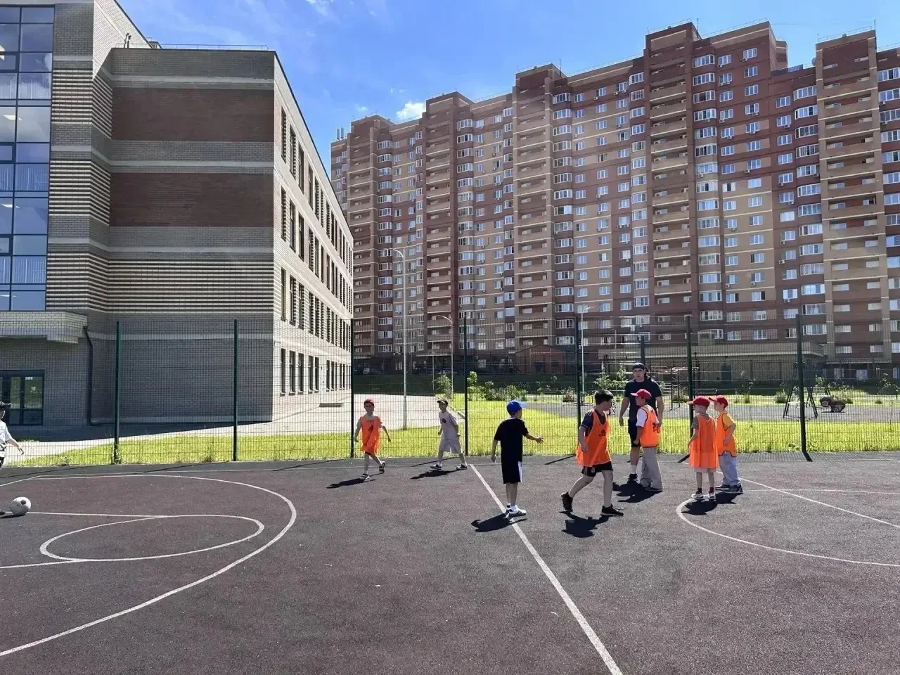 В «Лиге Первых» было жарко на футбольном поле! Состоялся захватывающий матч между мальчиками 3-го и 