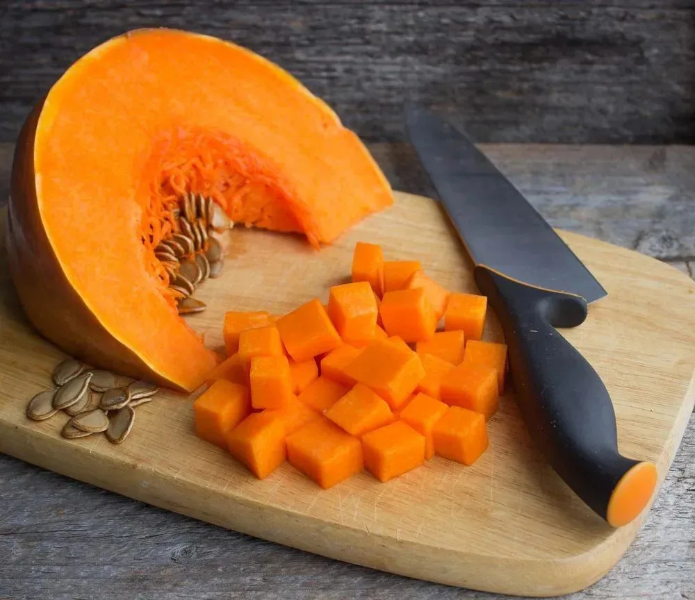 Почему стоит попробовать сырую тыкву🎃

Сырая тыква — это необычный, но очень полезный продукт. Она 