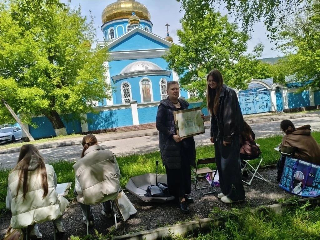 В Детской художественной школе им. Н.А. Ярошенко началась пора летней практики. Ребята ...