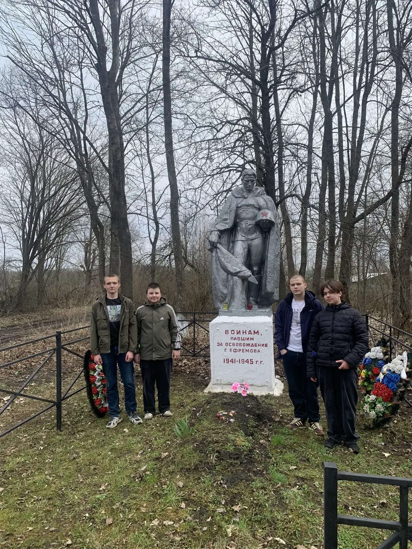 Ребята из юнармейского отряда им. А. П. Татарникова МКОУ "СШ №10" продолжают ухаживать ...