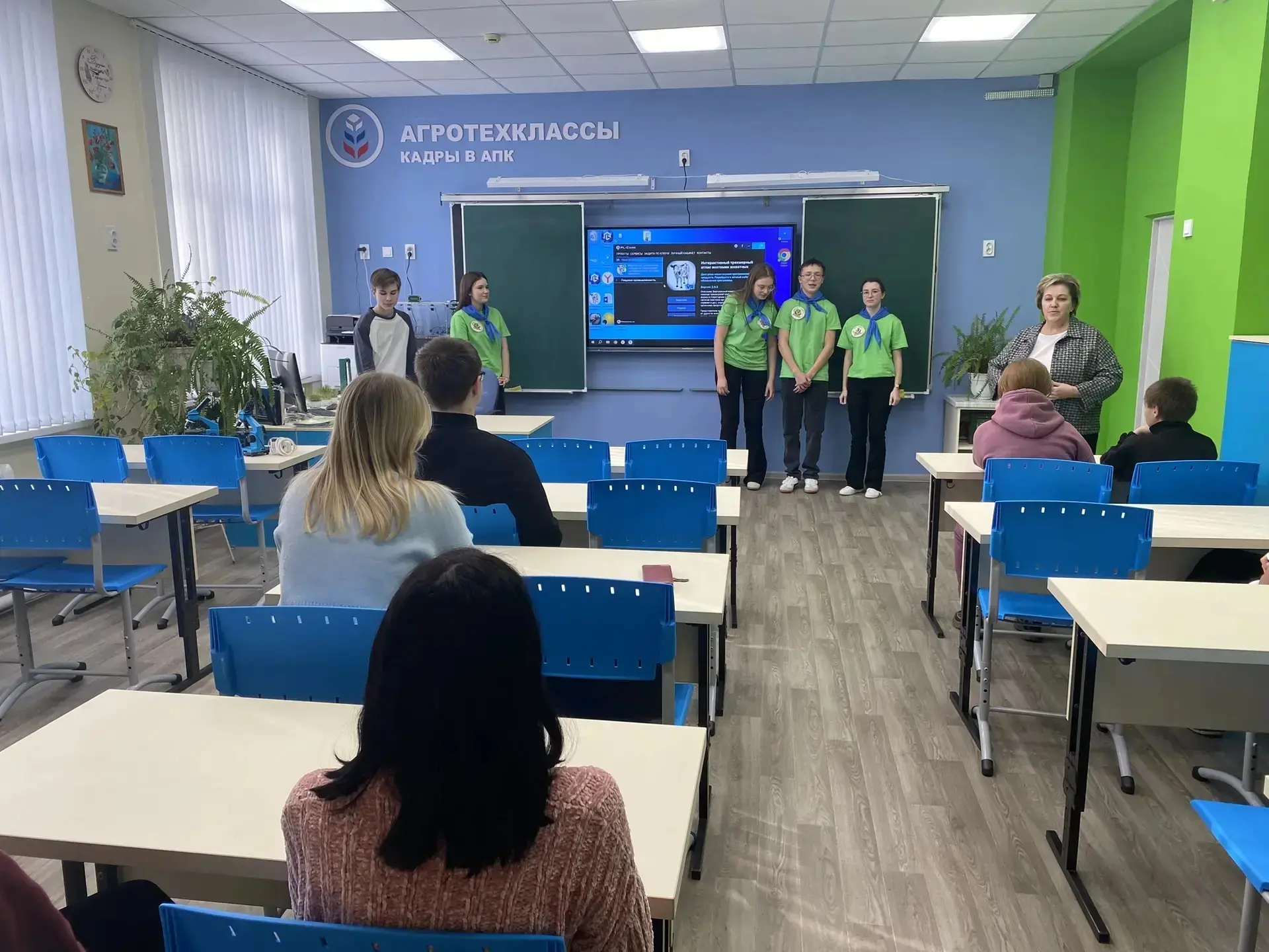 🌿Путешествие в мир аграрных технологий!  Обучающиеся школы поселка Кошелевка совершили увлекательную