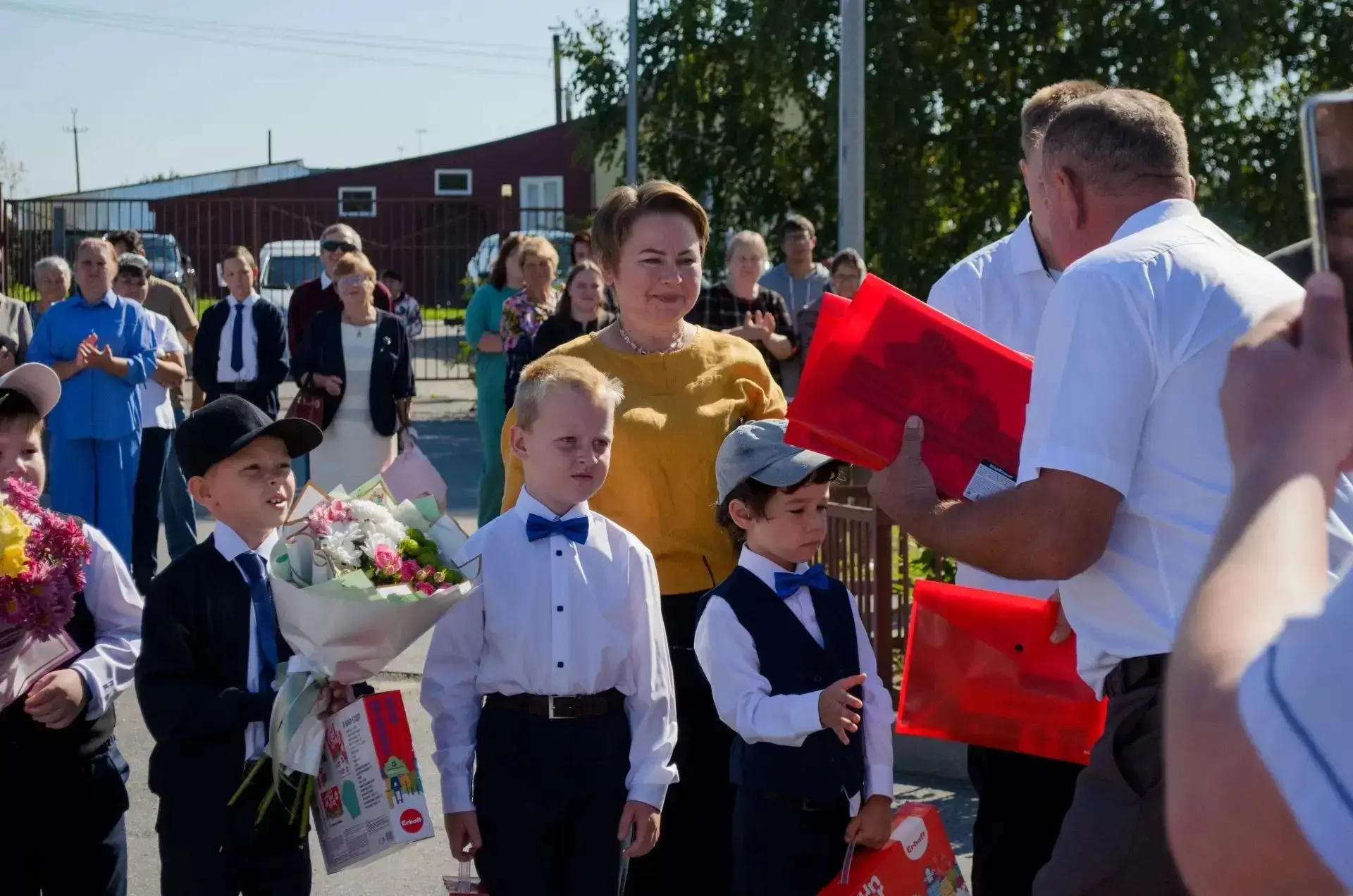 С Днём знаний!!! Пусть будут пятёрки, медали, победы и вера в самого себя. 🌹🌹🌹🌹🌹