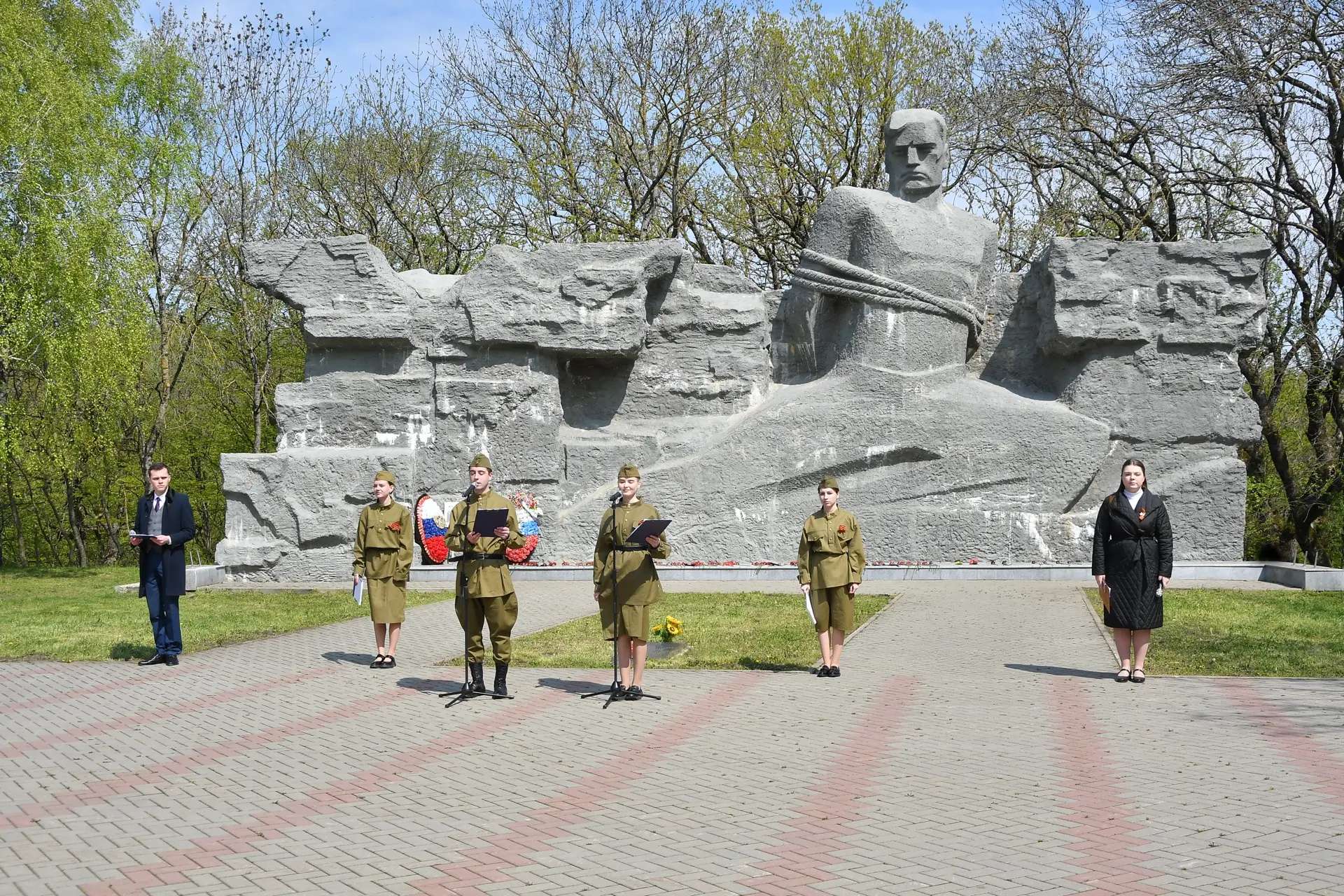 ЖИВАЯ СВЯЗЬ ВРЕМЕН: СТУДЕНТЫ И СОТРУДНИКИ СГПИ ПОЧТИЛИ ПАМЯТЬ ГЕРОЕВ ВЕЛИКОЙ ОТЕЧЕСТВЕННОЙ ВОЙНЫ У М