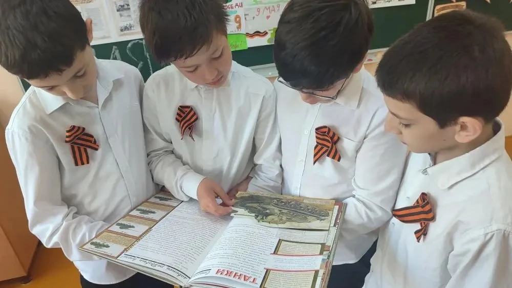 В 4 «Б» классе прошел ✨ классный час "Великая Победа — гордость поколений"🇷🇺, посвященный Дню Победы
