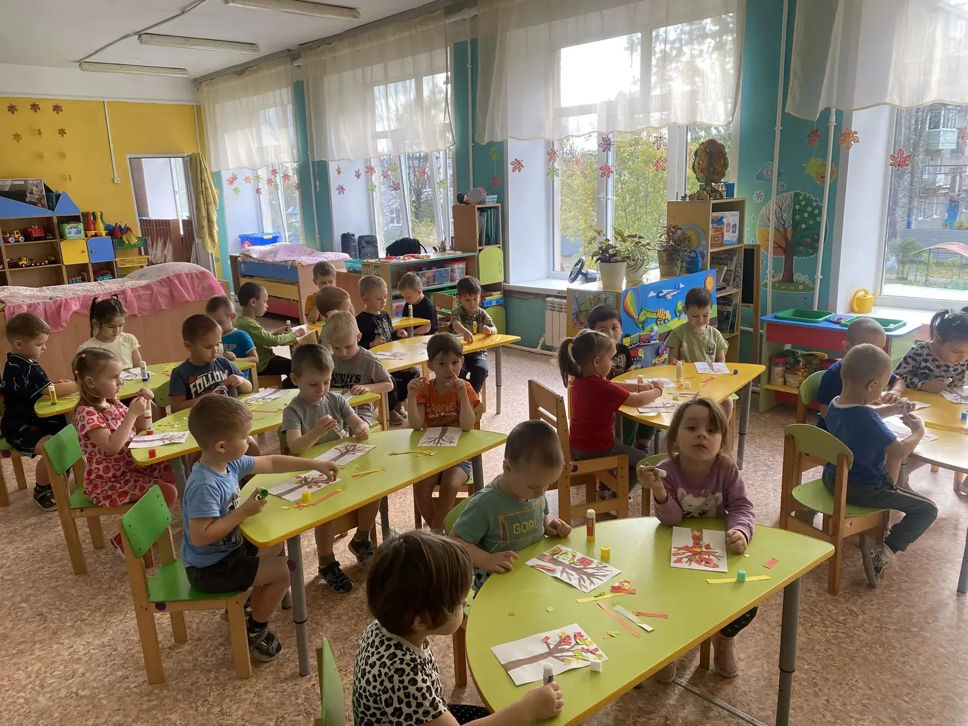 Осень щедро раскрашивает природу в яркие тона — золотые, багряные, медно‑оранжевые.