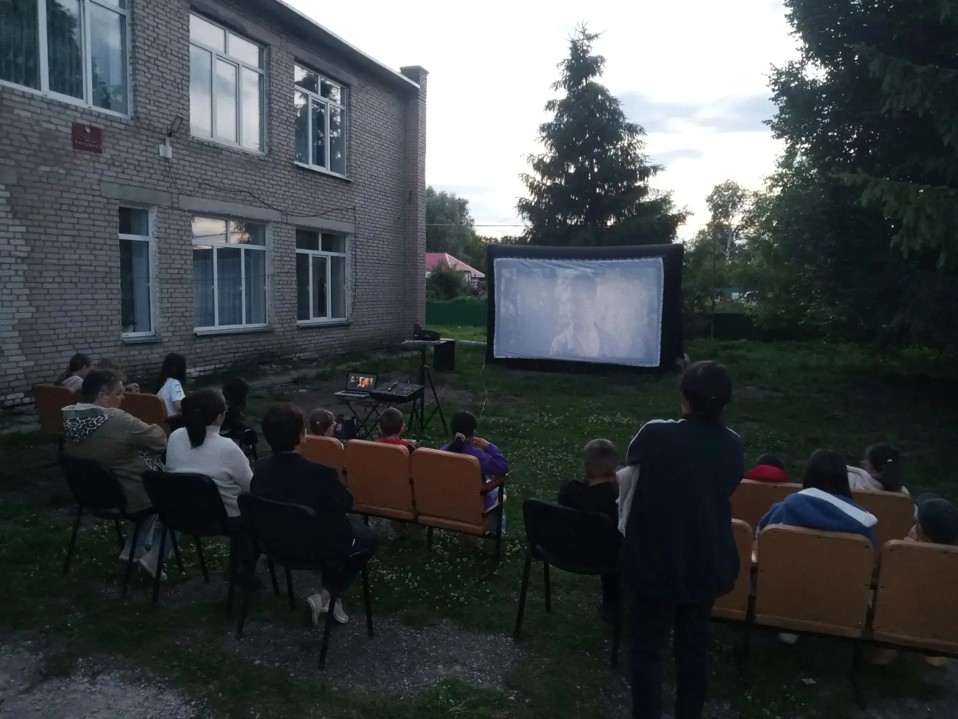 18 июньдә Кәвзияк авылында бөтен гаилә өчен чын бәйрәм — йолдызлы күк астында кино күрсәтү булды!

А