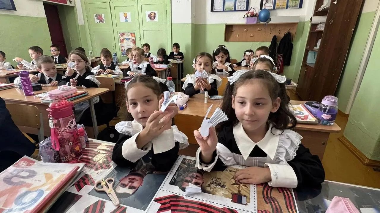 Память о героях и жертвах терроризма почтили в школах Хасавюрта
