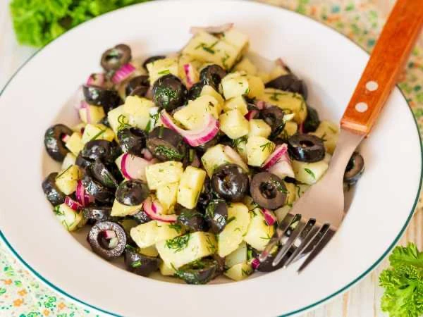 🥔 Картофельный салат с оливками и луком.

Ингредиенты:

• Картофель варёный или запечённый – 3–5 шт