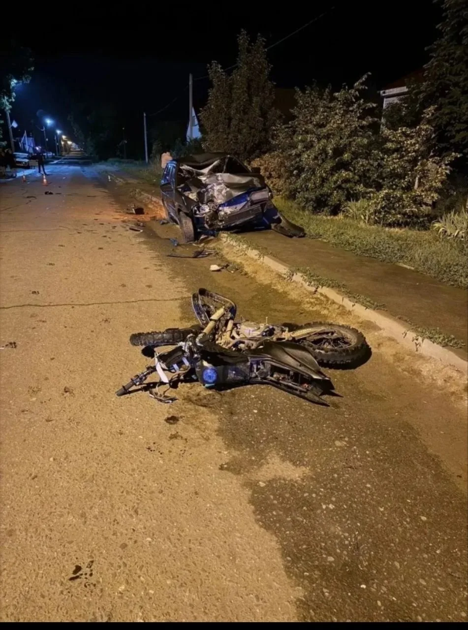 👤 Краснохолм.

Водитель автомобиля объезжал выбоину и выехал на полосу встречного движения, где сто
