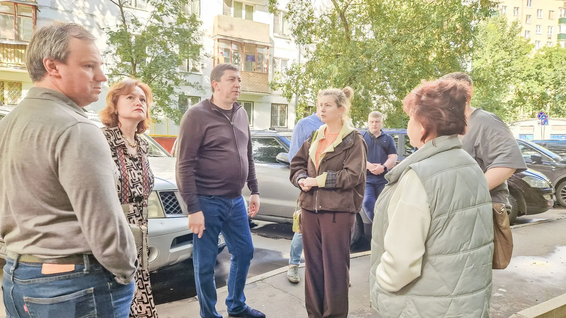 Глава управы Сергей Сальников провел плановый обход территории и повторную встречу с жителями дома 1