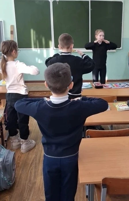 СПОРТ – ЭТО МИР!   Во 2 «В» классе ребята, участники трека «Орлята России», собрались на занятие по 
