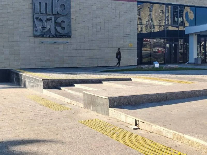 😡 «Только открыли — уже разрушается»: омичи пожаловались на плитку у ТЮЗа