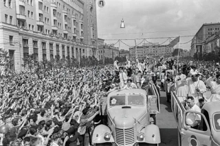Масштабная фотовыставка под открытым небом: Екатеринбург готовится к Международному фестивалю молоде