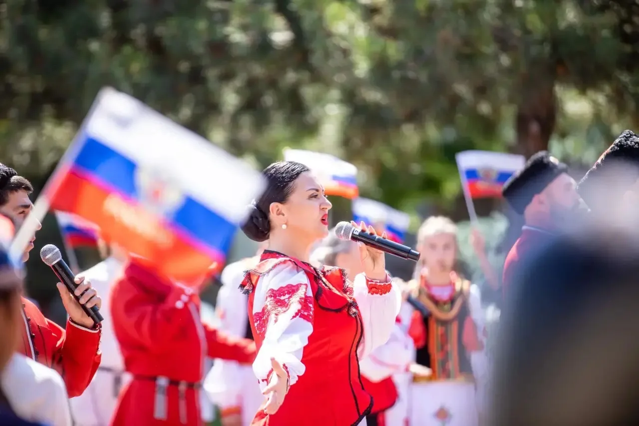 Сегодня в сквере России состоялось торжественное мероприятие, посвященное Дню России.