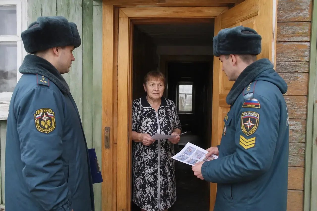 Курсанты Уральского института МЧС совместно с сотрудниками 1-й пожарно-спасательной час...