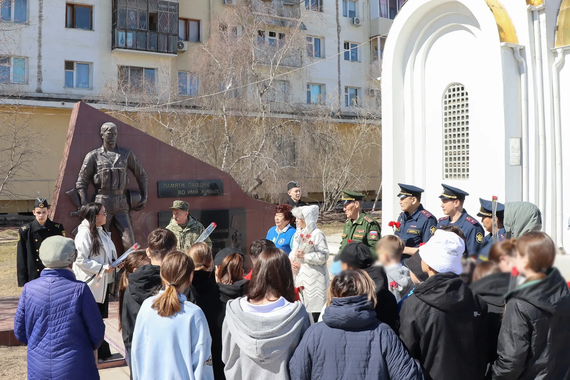 Сотрудники отдела по конвоированию УФСИН, «серебряные» волонтеры и дети из школы-интерн...