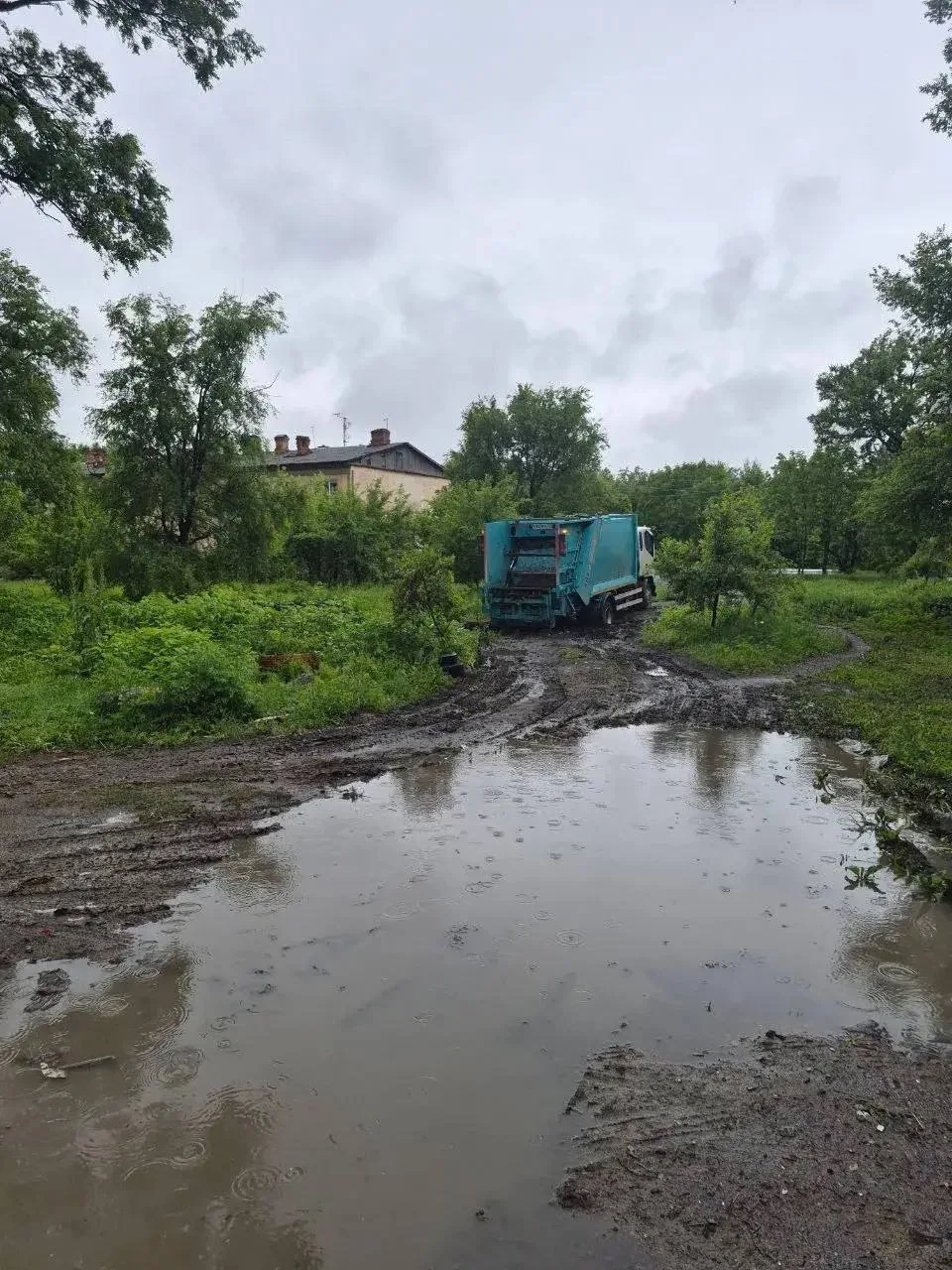 ⚠️Разбитая дорога в Уссурийске парализовала вывоз мусора: жители бьют тревогу