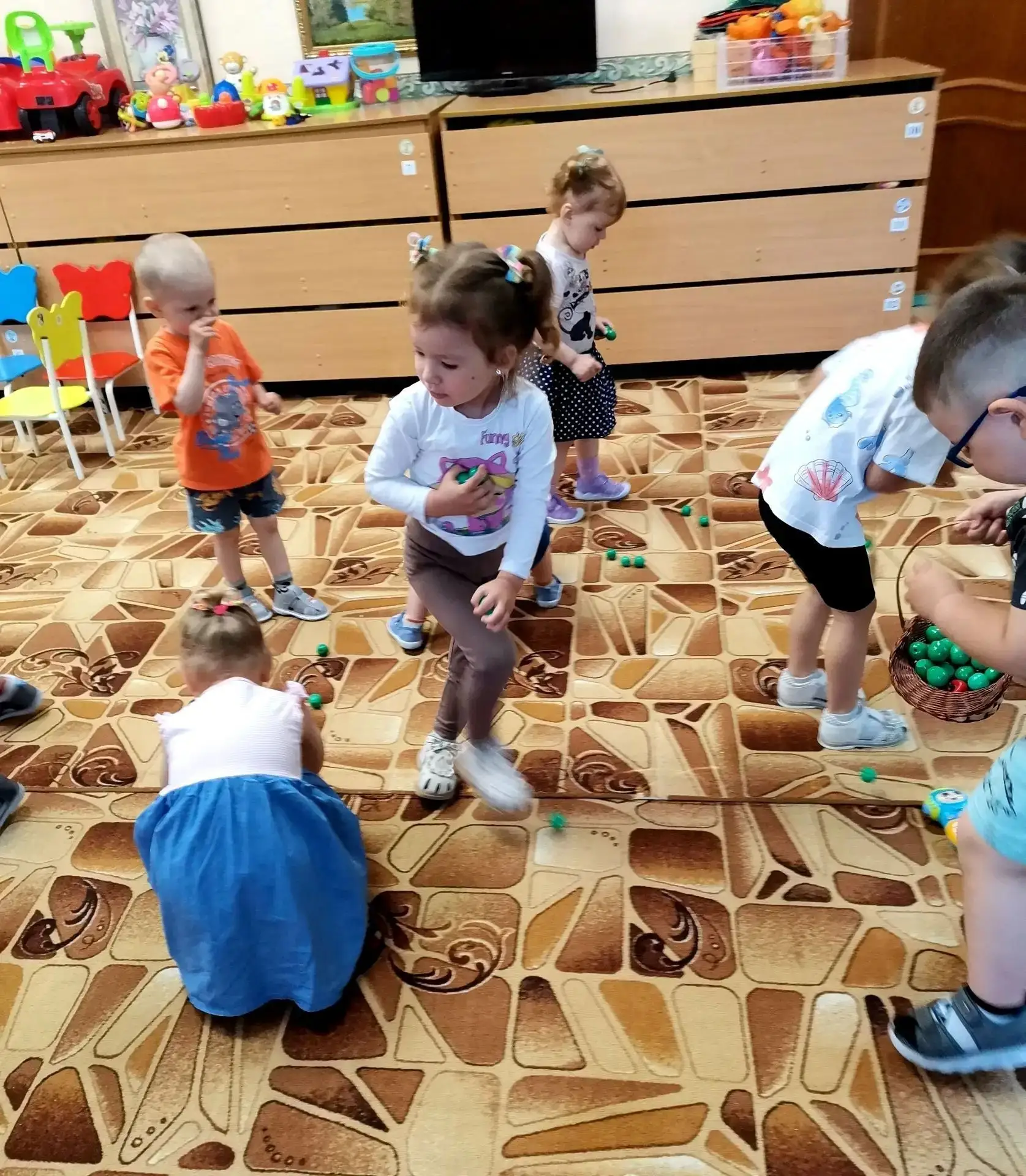 Первая младшая группа "Солнышко", подвижная игра "У медведя во бору".
Ребята помогали медвежонку соб