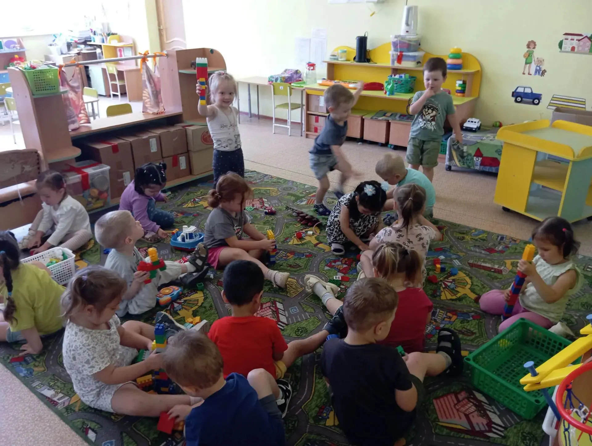 Даже если на улице дождь, мы не скучаем, читаем, играем!!!
Первая младшая группа, воспитатель Журило