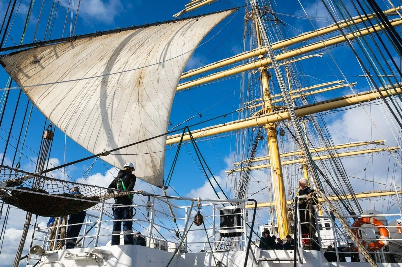 ⛵🌊 Вот так проходит второй рейс «Крузенштерна». Четырёхмачтовый барк вышел в море 2 се...