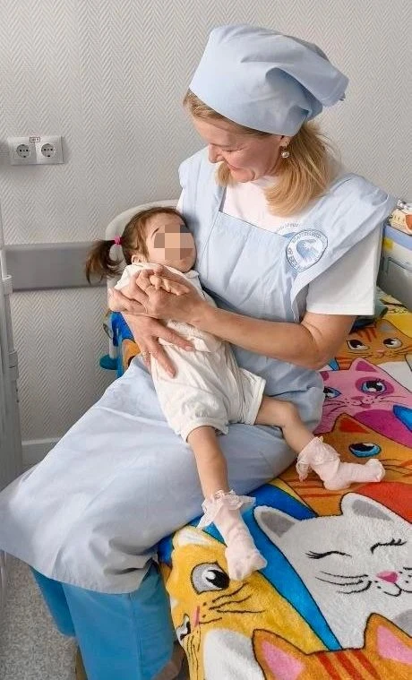 Арине скоро 2 года. Сейчас её вес чуть больше 6 кг.

Наши няни знают эту малышку почти с рождения. Е