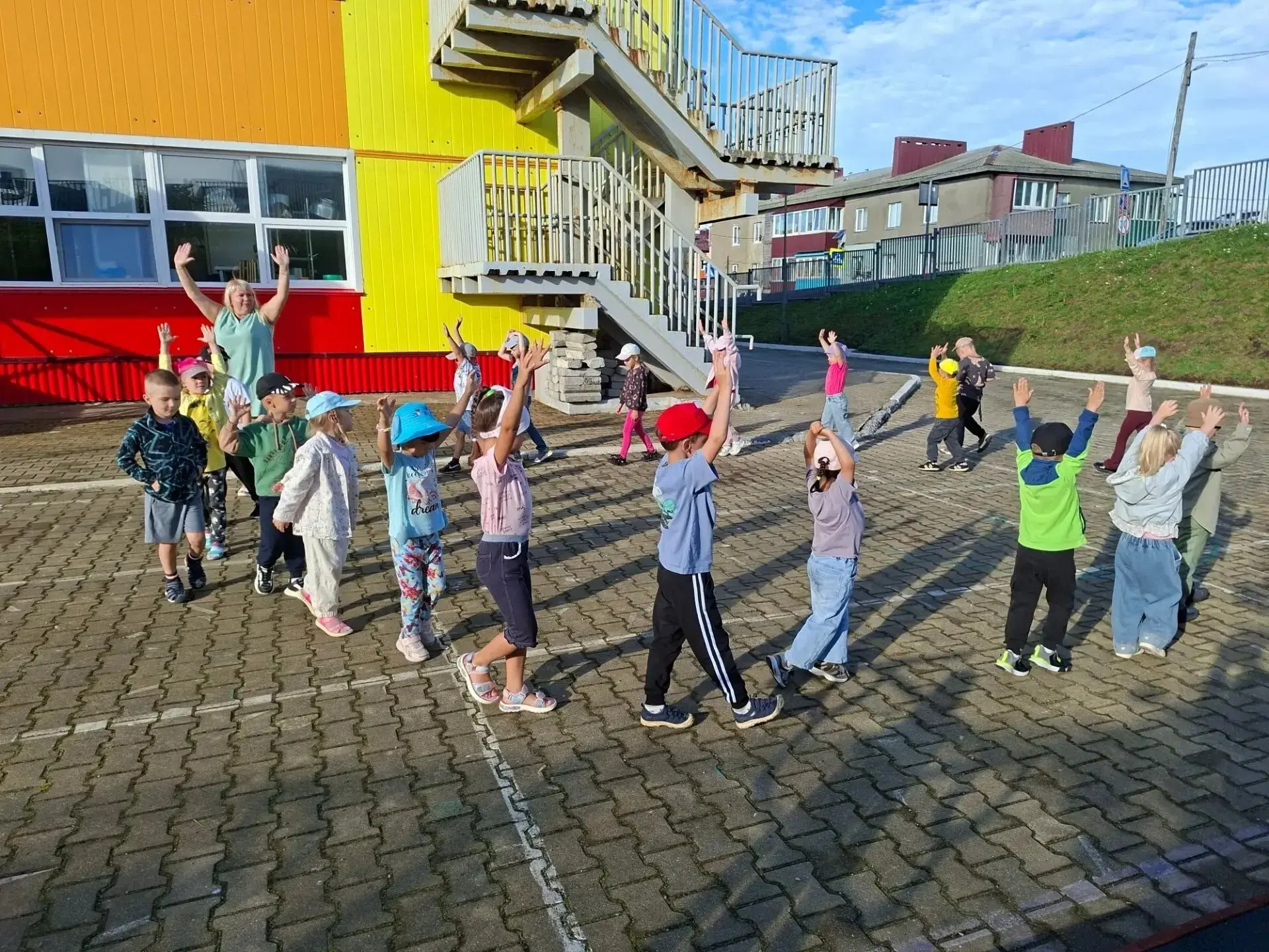☀️ Старт дня: почему детям нужна зарядка на улице?