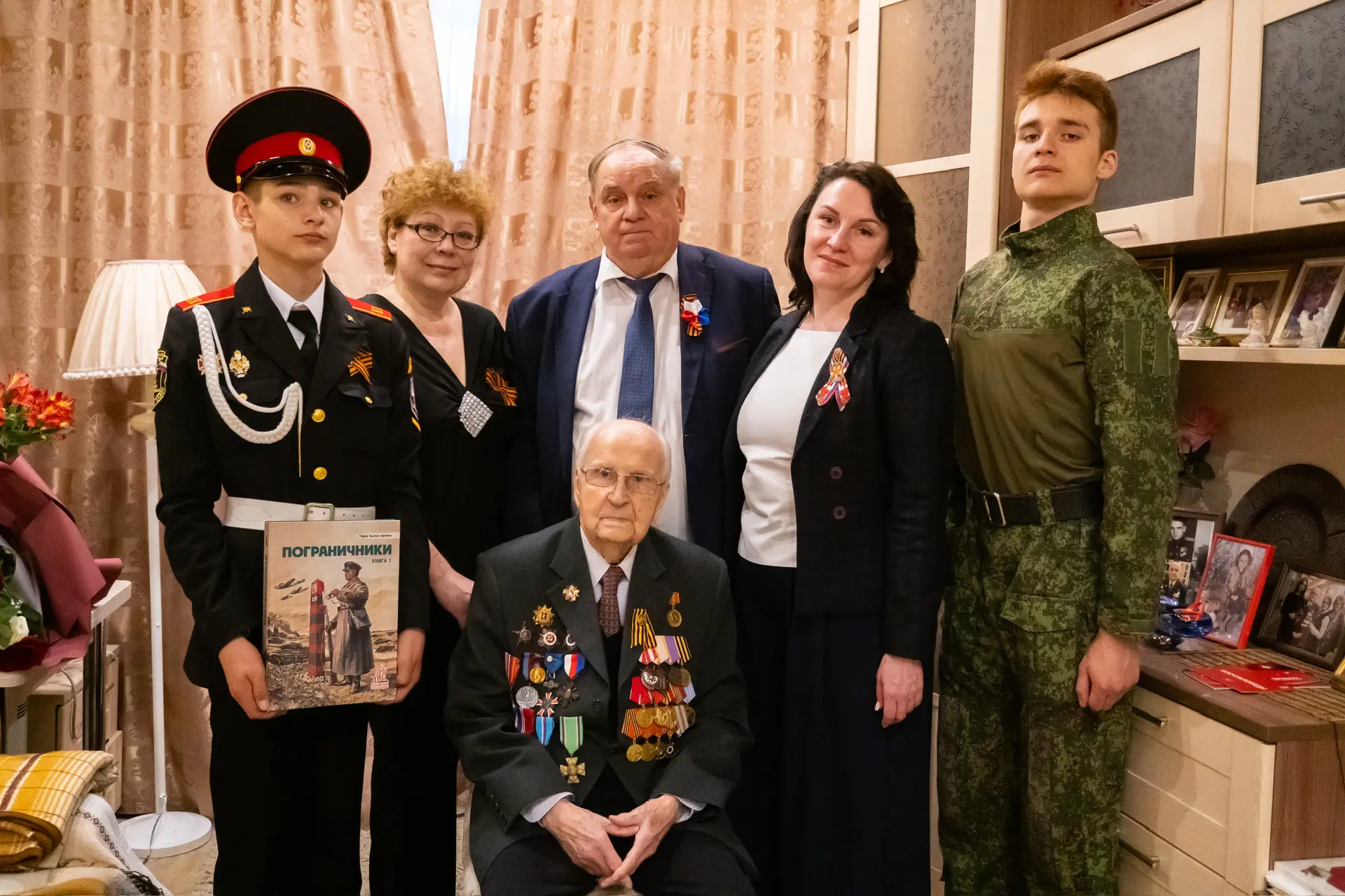⭐️ В преддверии Дня Победы наши ученики, директор школы Алевтина Валерьевна Наместникова, руководите