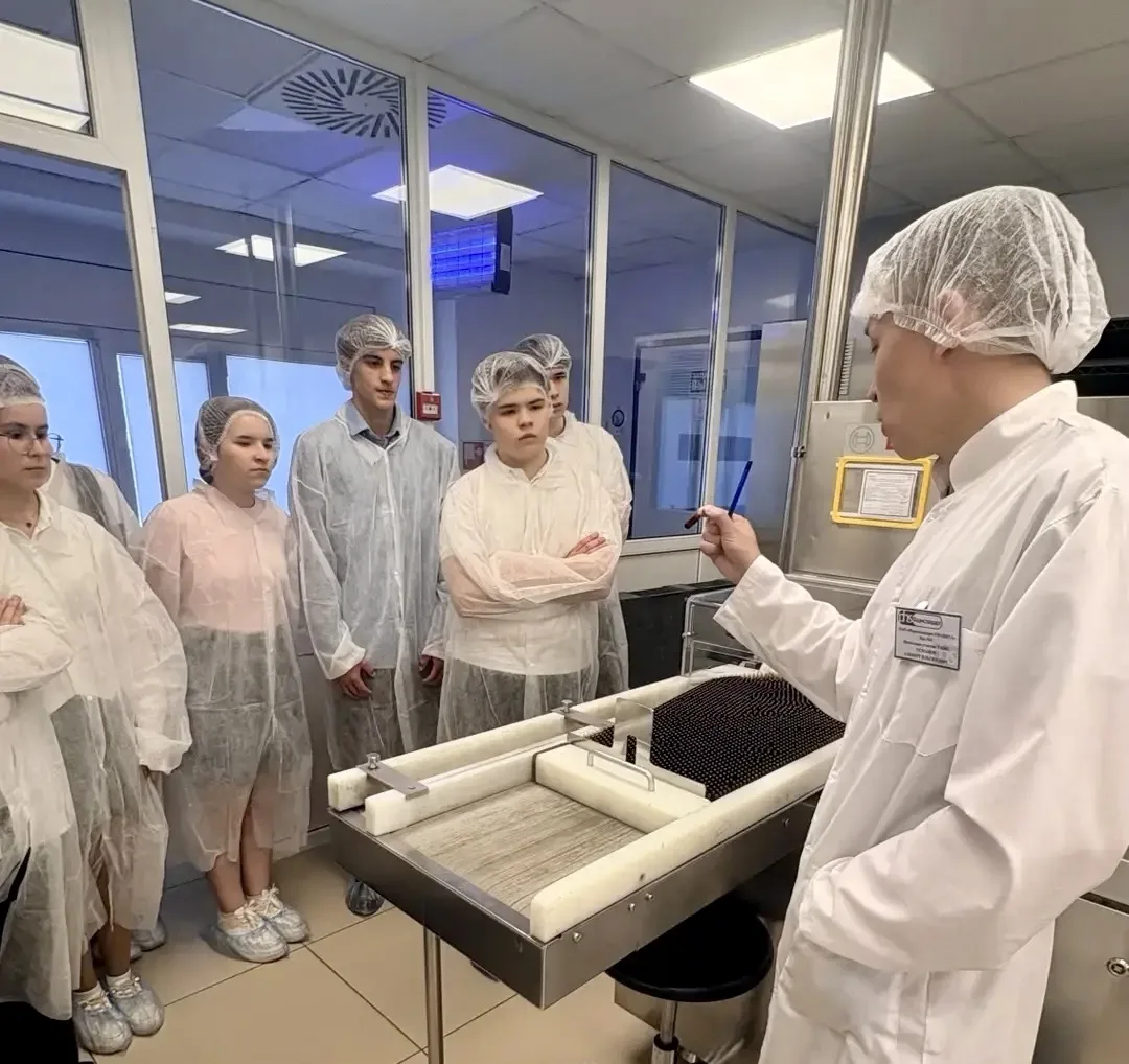 💊 Сегодня ученики 10В класса посетили предприятие «Фармстандарт» — одно из ведущих фармацевтических 