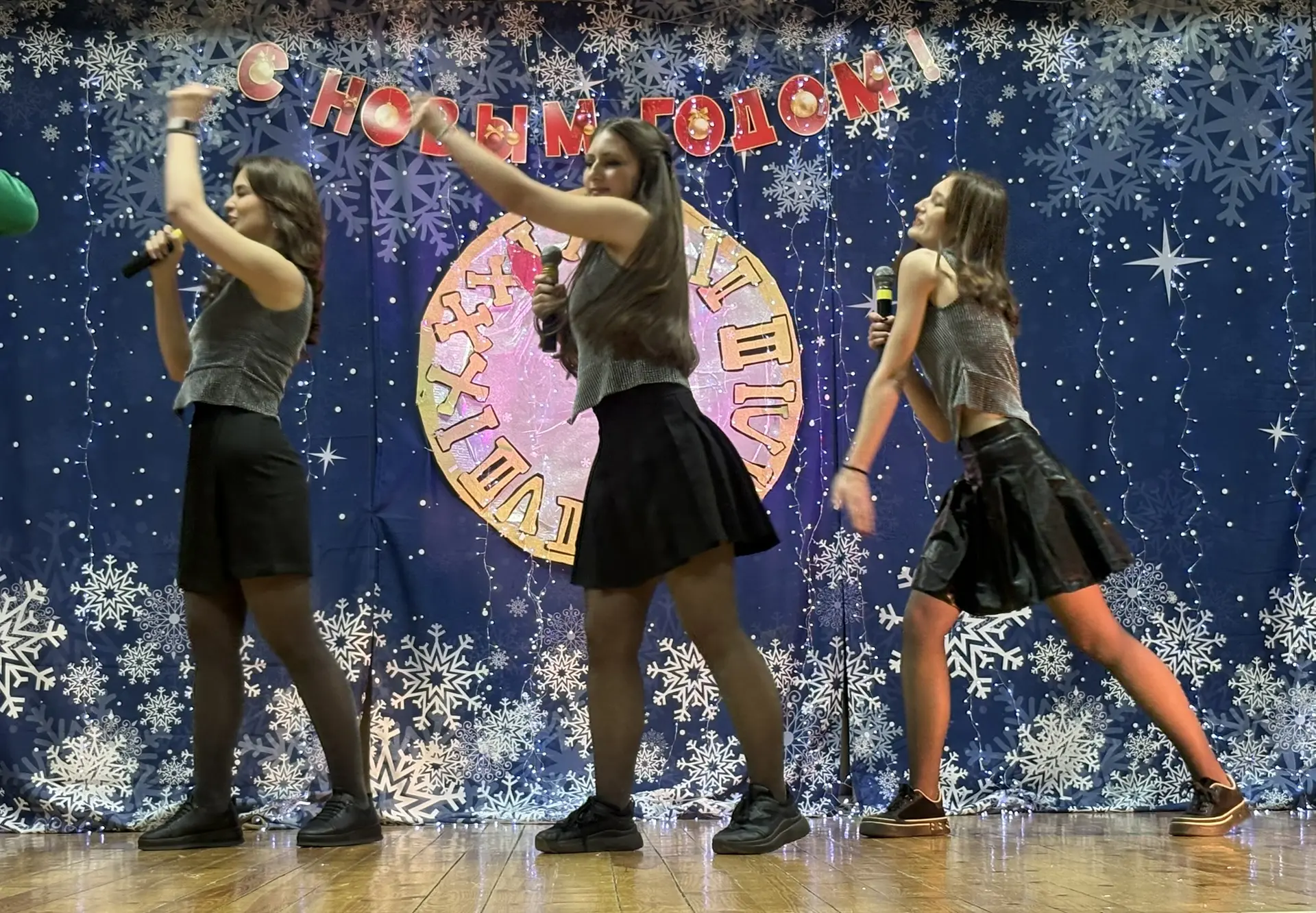 Дорогие друзья! 💕 С наступившим Новым 2026 годом!🎄 Всем нам - насыщенного, плодотворного, успешного 
