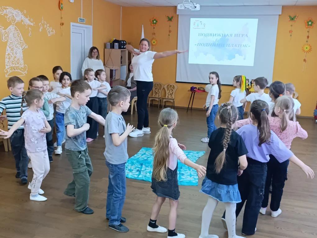Умные каникулы "Народы России"  Сегодня в "ЦРР -детский сад 140" пришли гости - ребята из 101 и 203 