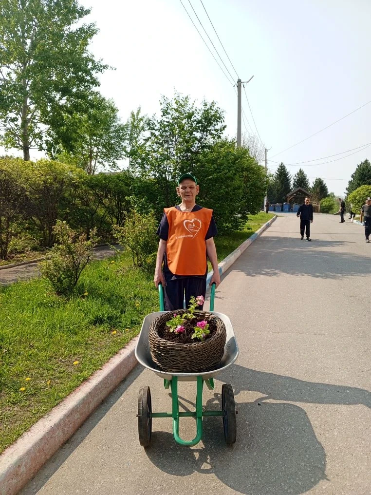 🌷 Наши ребята с большим энтузиазмом взялись за дело: готовят землю, высаживают цветы и...