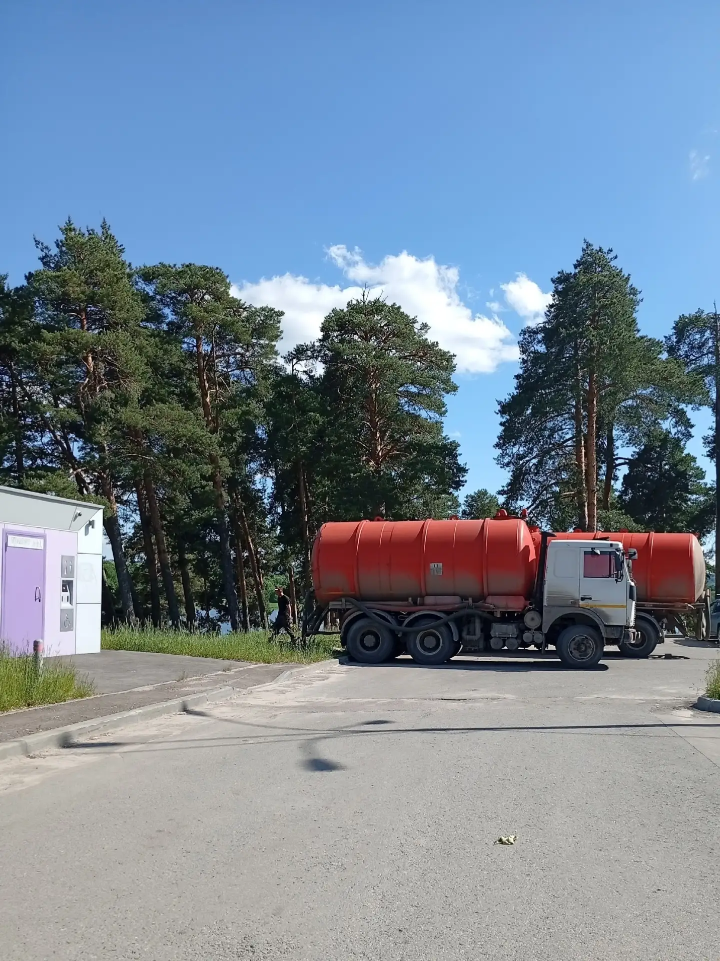Почему на Святом озере сливаются го**"возки? Это то же зона отдыха!!!