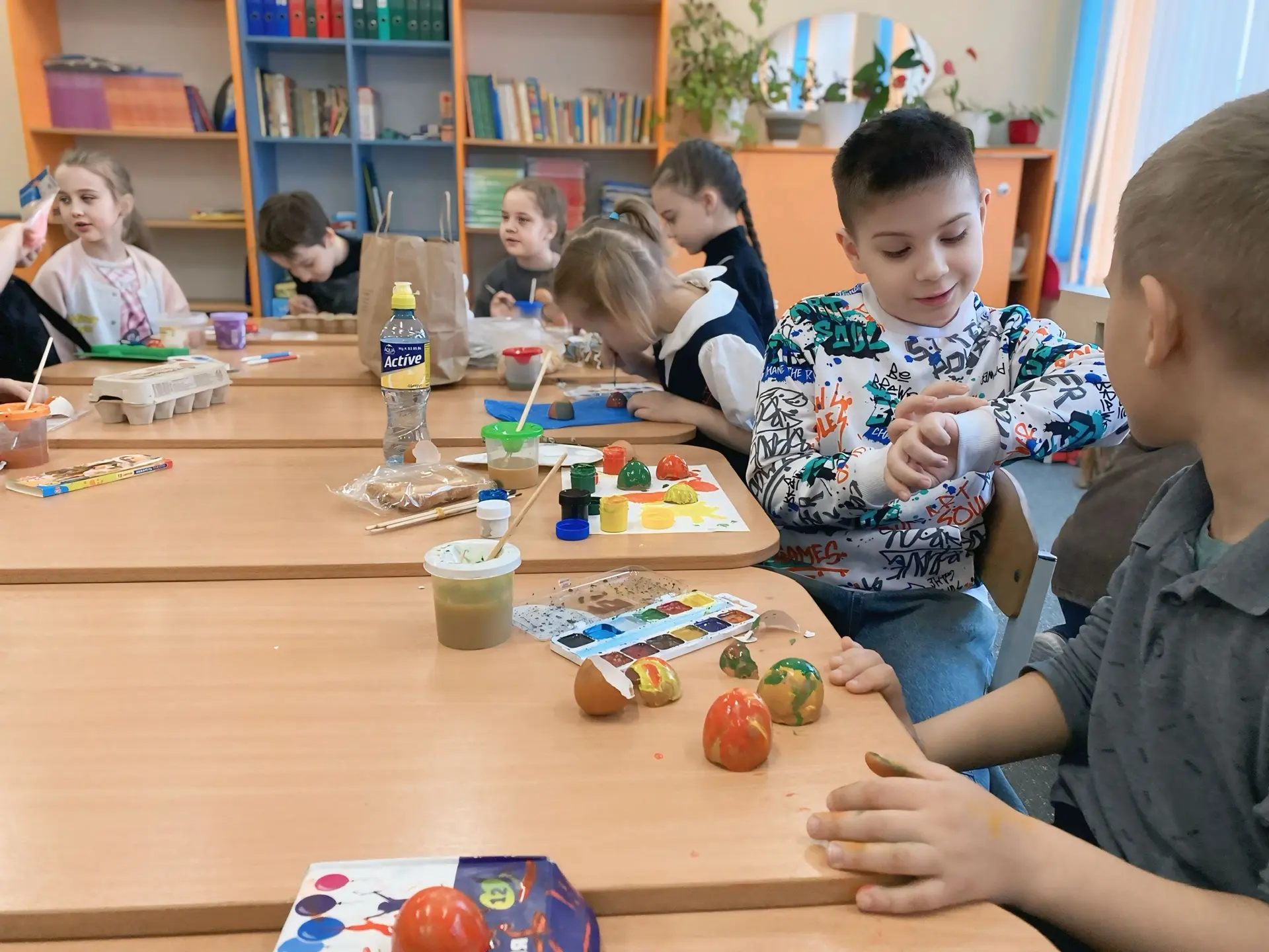 Дорогие друзья! 🌷    В преддверии светлого праздника Пасхи в нашей начальной школе произошло маленьк