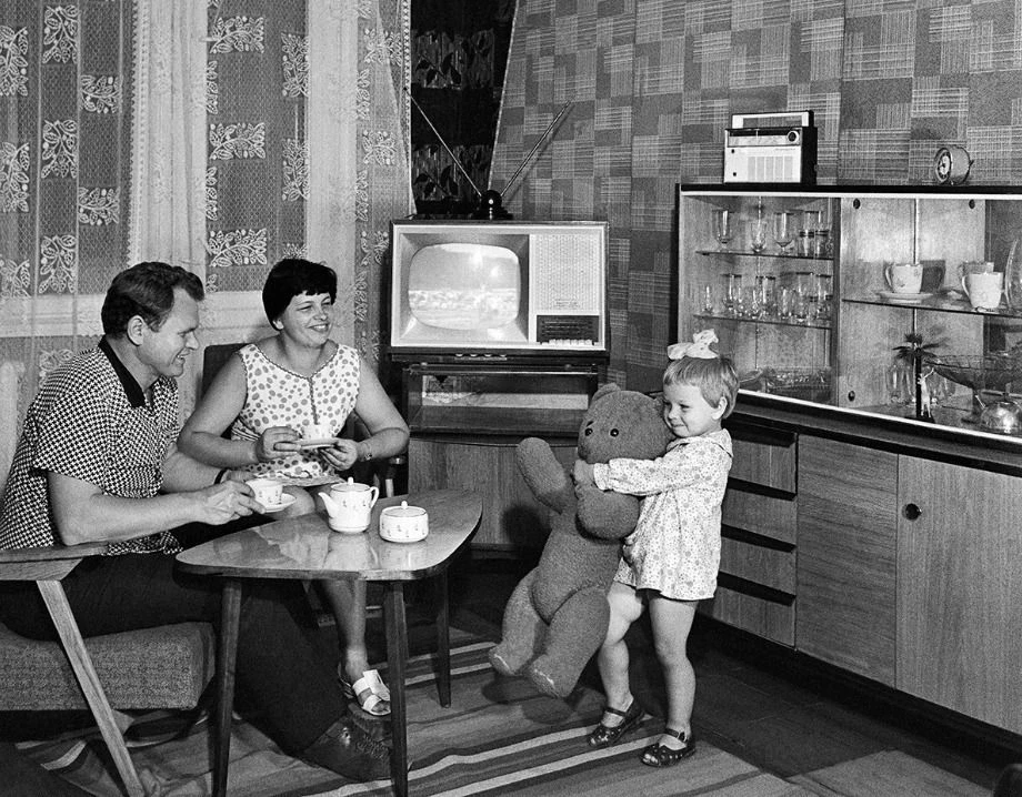 Гостиная семейной квартиры в Одессе, 1971 год.

К началу 1970-х во многих городских квартирах уже сл