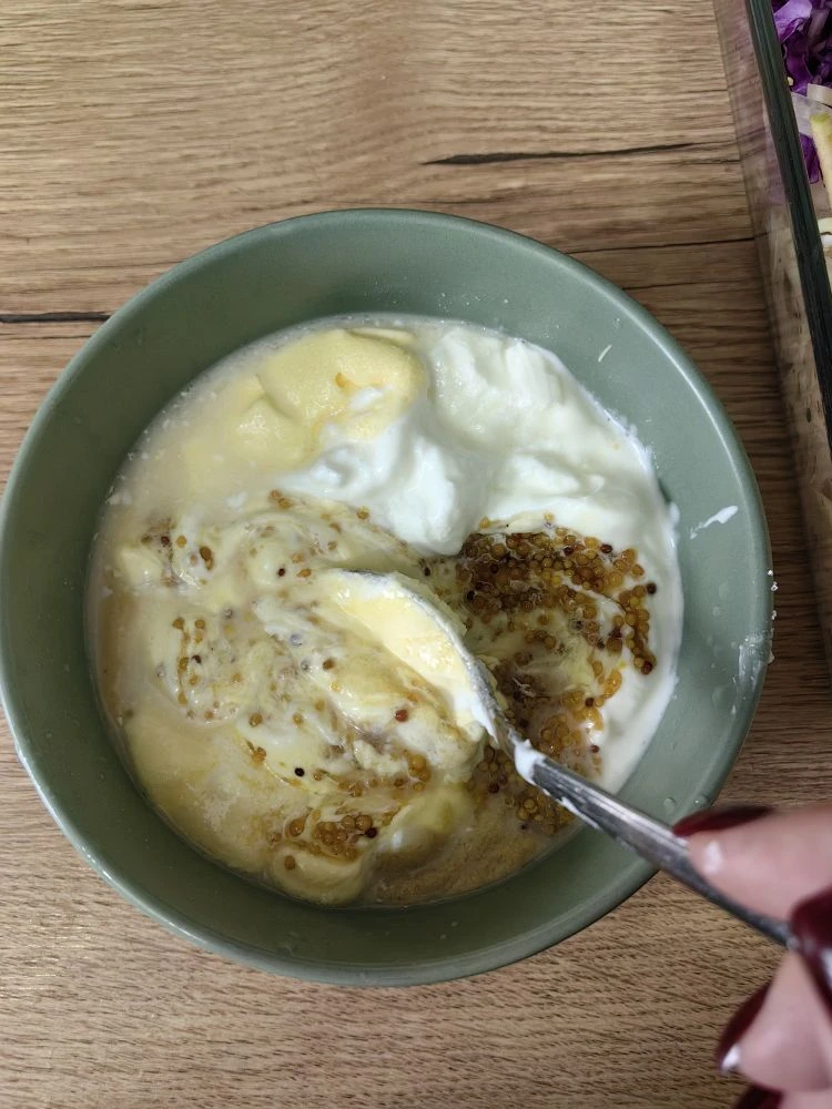 Коул-слоу. Тот самый салат, который подают дородатые мужики в мяснухах ко всяким там бургерам и мясу