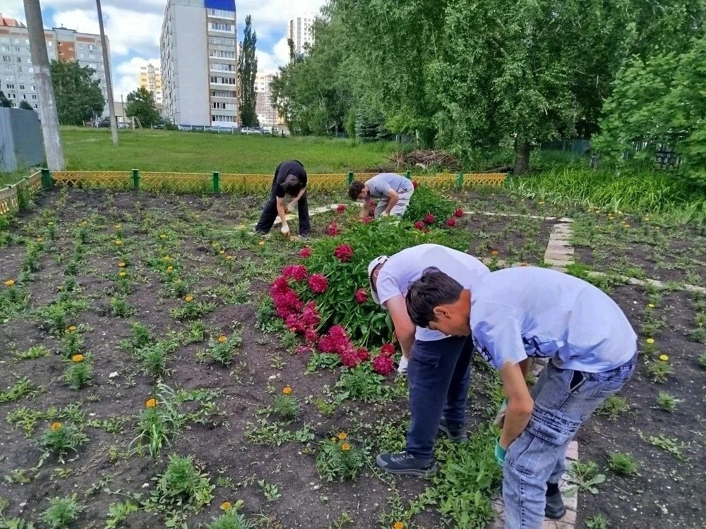 3 день.
Акция " Цветы России".В рамках этого формата ребята из трудового лагеря ЮНОСТЬ организовали 