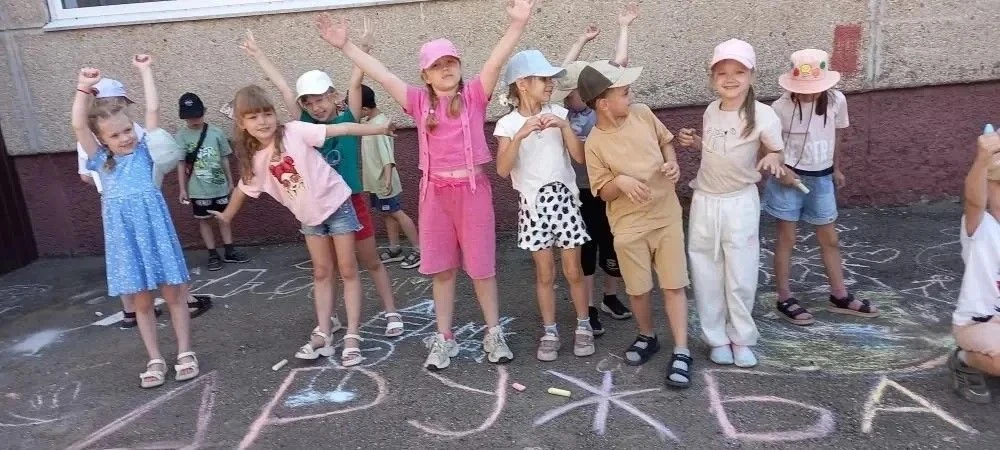 День дружбы в «Радуге»: вместе веселее! 🤝🌈

9 июня в пришкольном лагере «Радуга» (МАОУ Гимназия №2