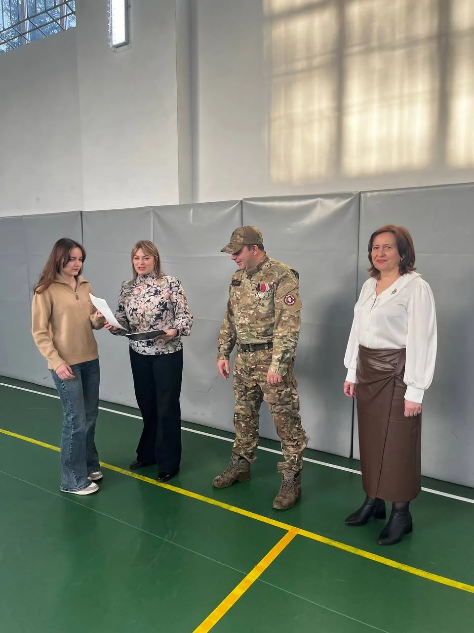 Учебная неделя в нашем центре началась с торжественного выноса флага РФ с гимнами и награждением отл