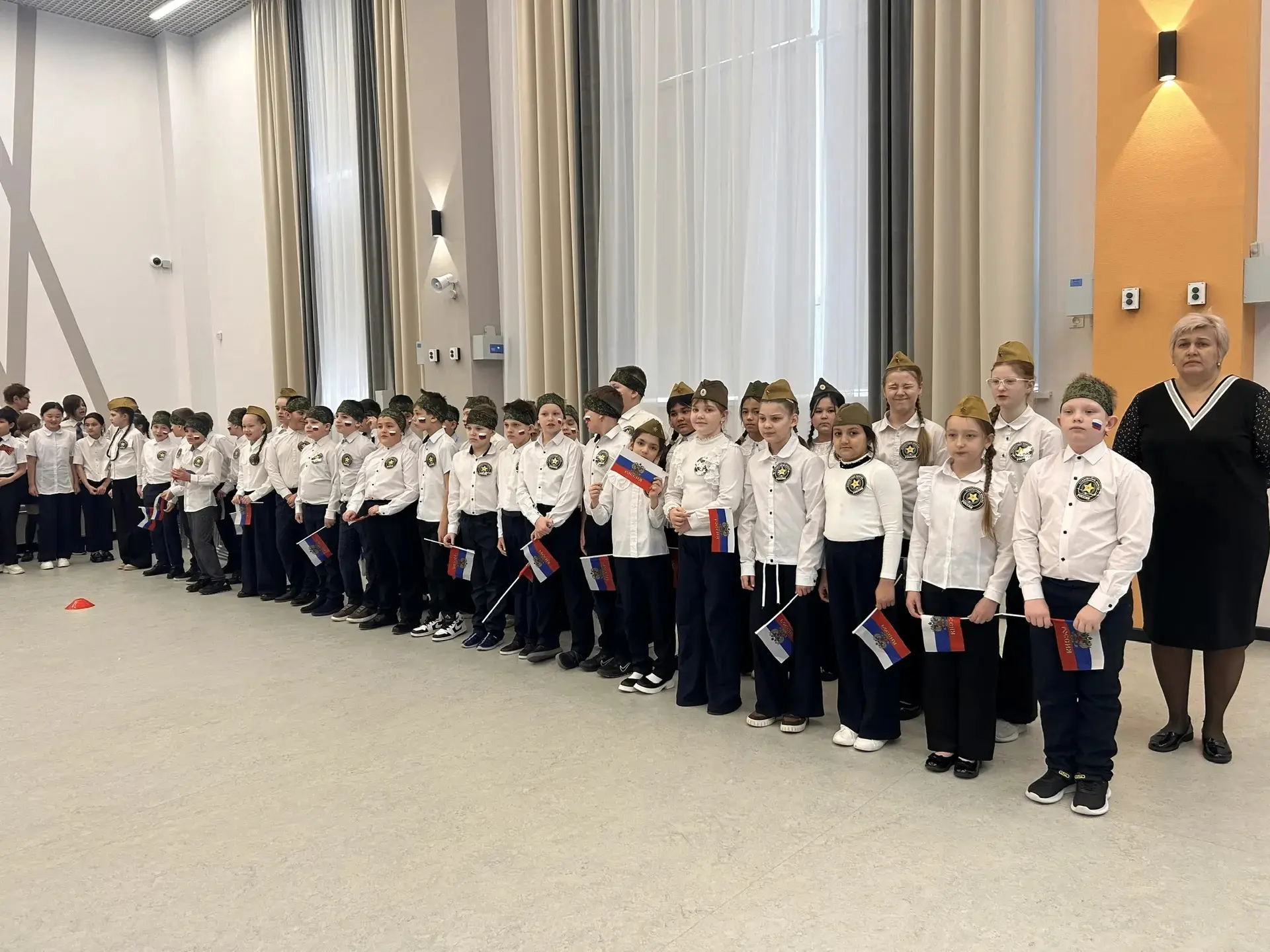 Сегодня в нашей школе состоялся смотр строя и песни, посвящённый Дню защитника Отечества — 23 феврал
