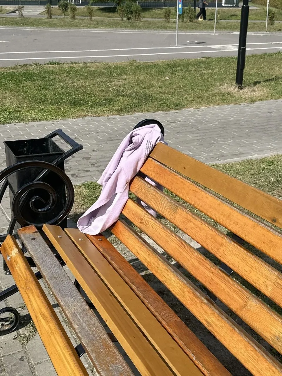 На площадке сзади сада