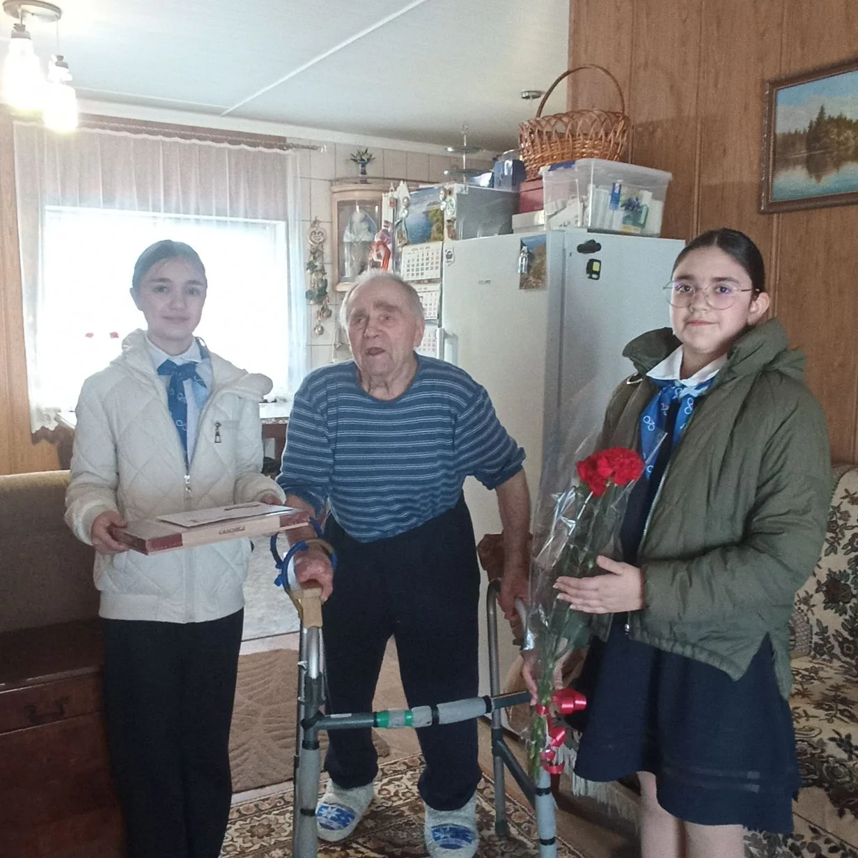 В нашей школе сложилась прекрасная традиция - в канун Дня Победы поздравлять ветеранов ...
