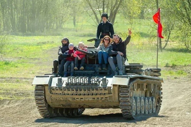 🥳 Отмечаем окончание школы в музейном комплексе «Стальной Десант»   В историческом танковом парке де