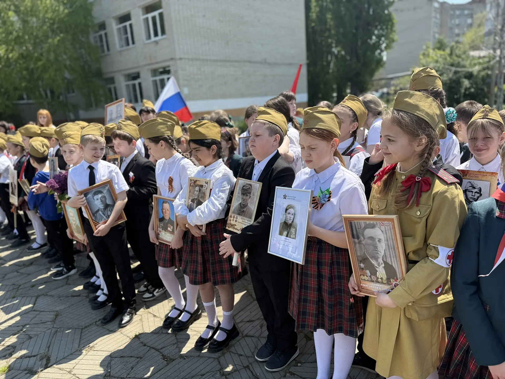 📸🕊 Фотокадры: Бессмертный полк во дворе гимназии!  Наши ученики хранят память и гордятся своими пред