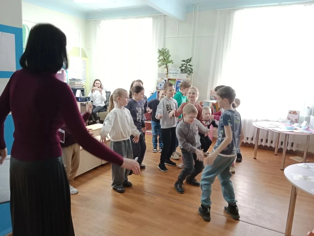 📚 Путешествие по сказкам народов России  30 марта ученики 1.3 и 2.3 классов посетили библиотеку имен