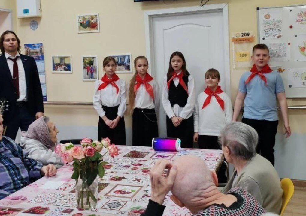 👍Связь поколений: активисты Движения Первых поздравили постояльцев центра «Союз» с 8 Марта  8️⃣Актив